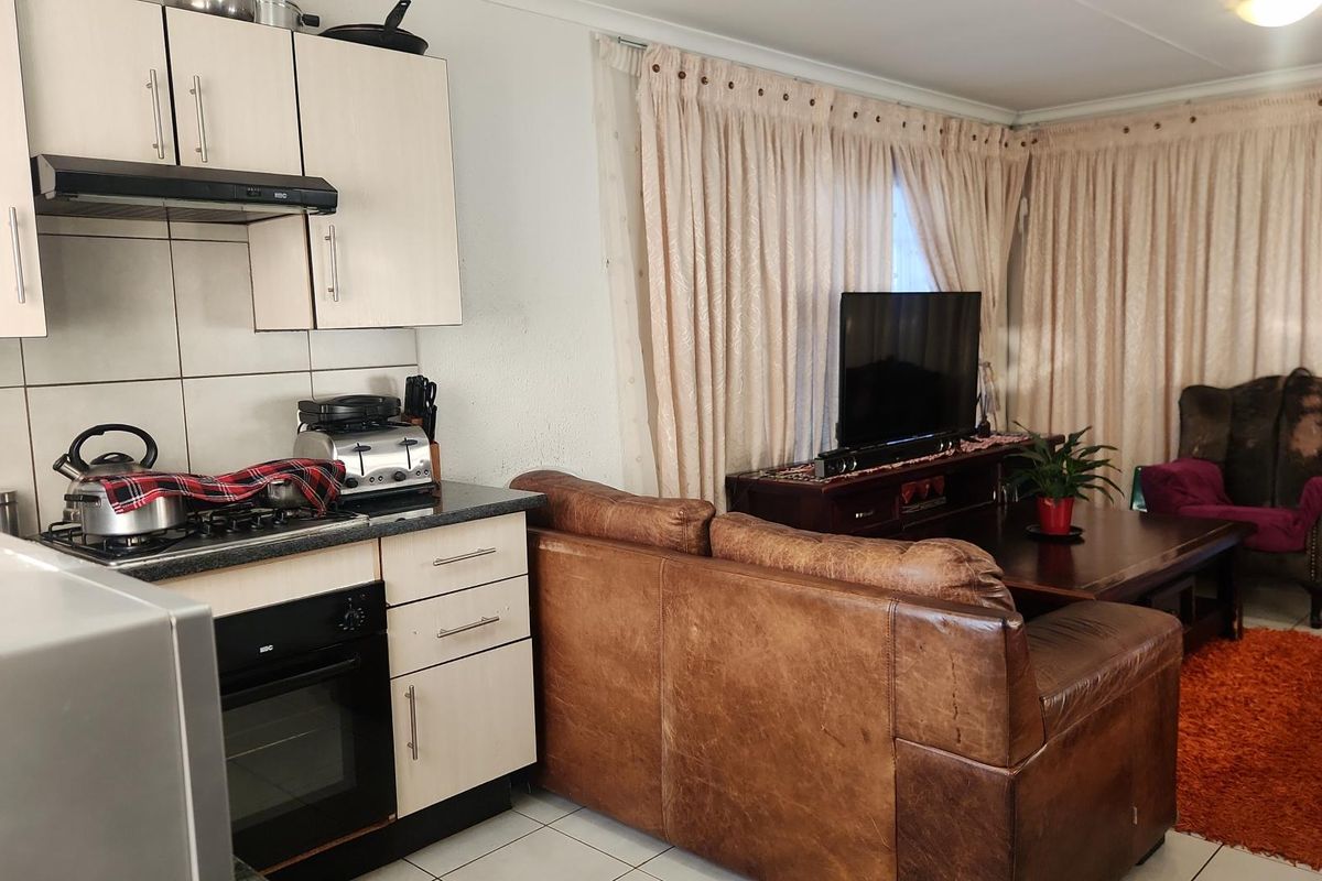 3 Bedroom House For Sale in Heatherview - Photo 3