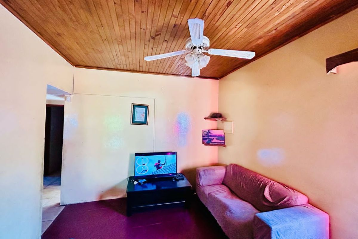 A house in Soweto for Sale N$880 000 - Photo 2