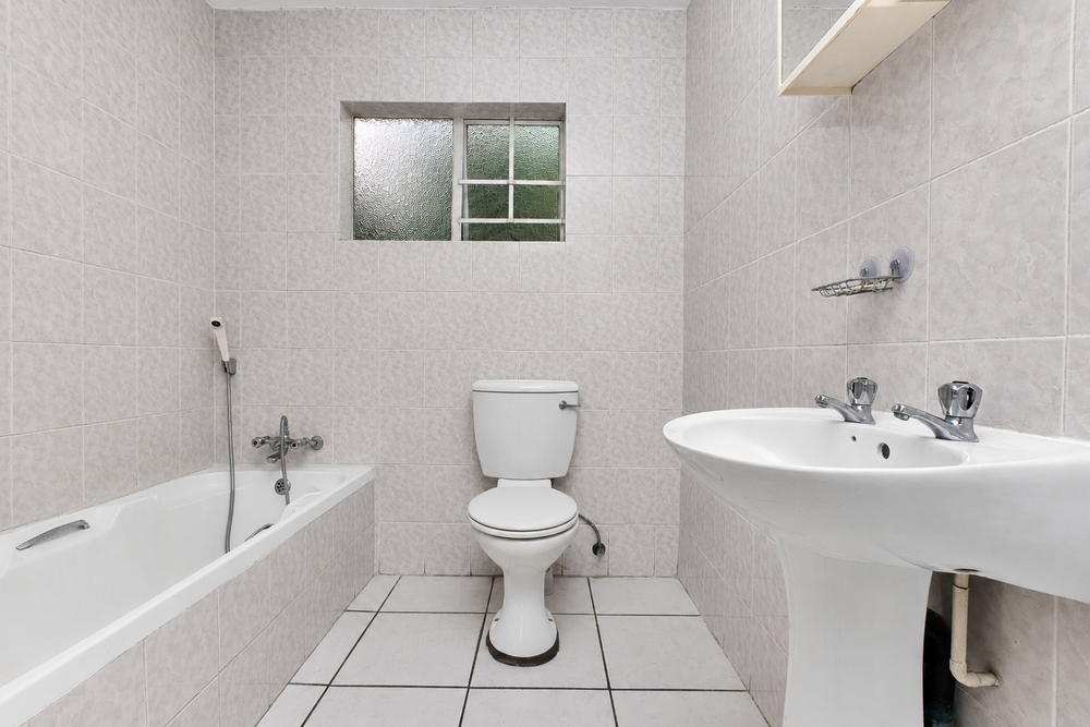 Main-en-suite with bath only