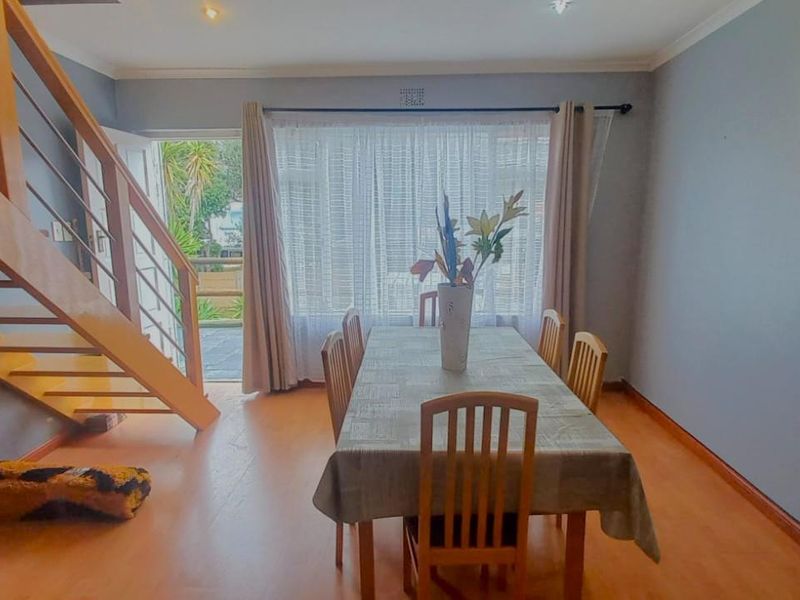 Coastal Living at Its Best in a Sought-After Neighbourhood - Photo 4