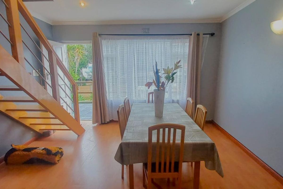 Coastal Living at Its Best in a Sought-After Neighbourhood - Photo 4