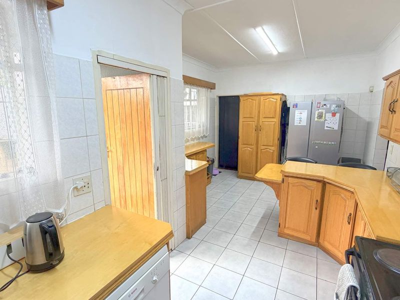 Comfortable Family Living in Prime Randhart – Space, Character & Potential - Photo 9