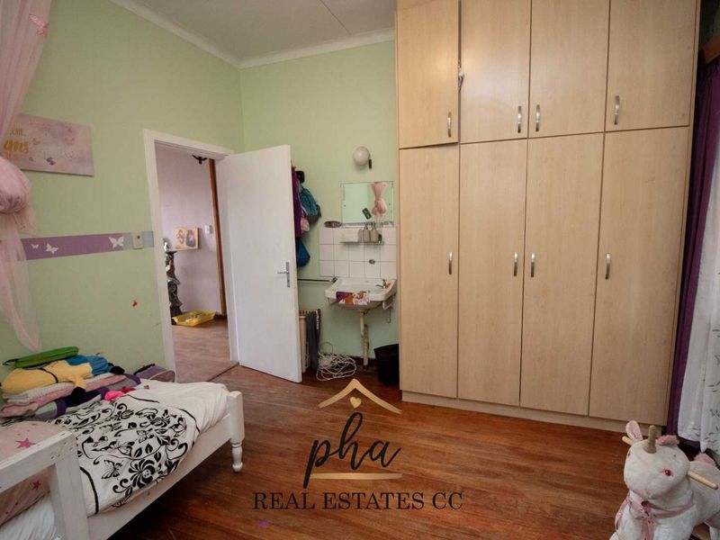 House with two flats For Sale, Swakopmund CBD with Business rights - Photo 3