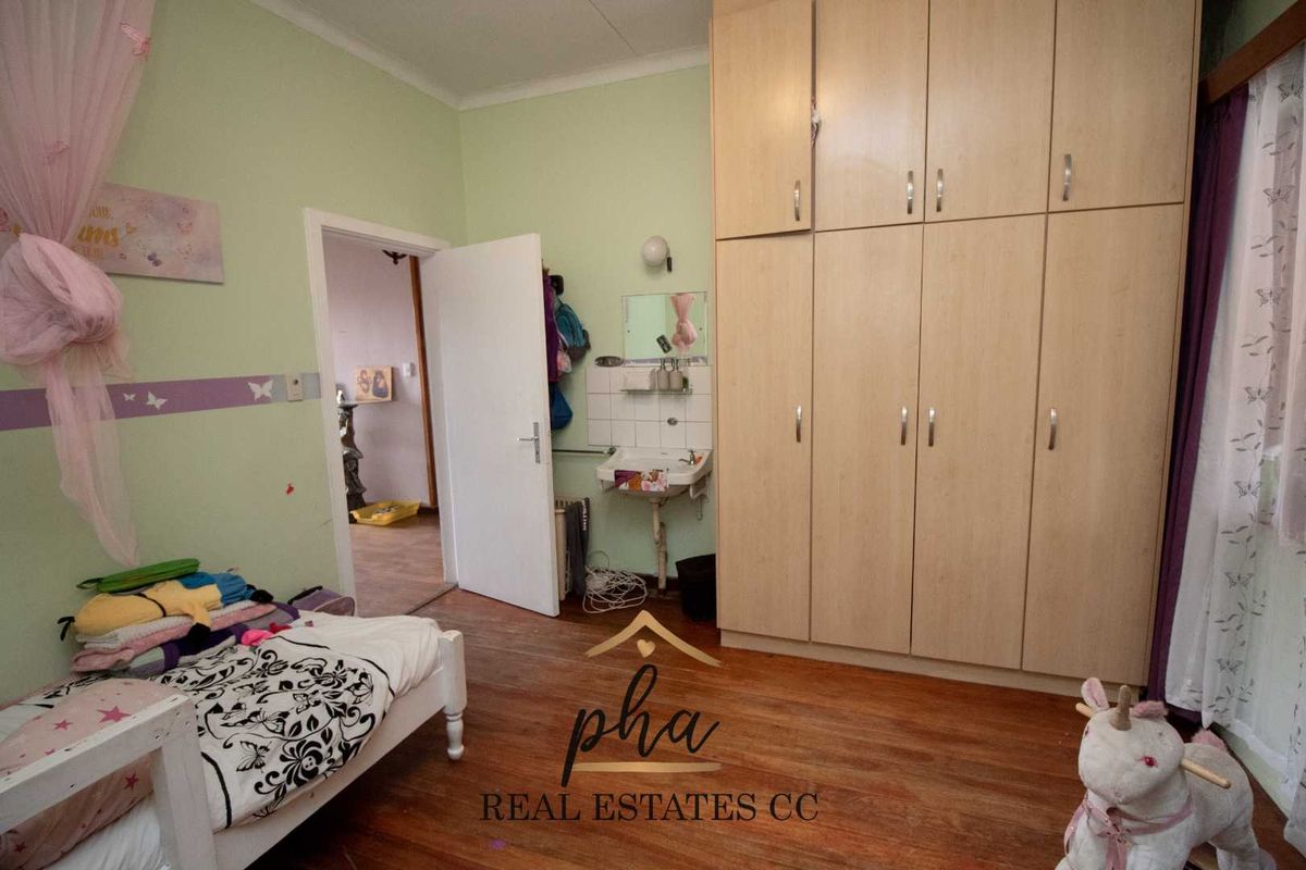 House with two flats For Sale, Swakopmund CBD with Business rights - Photo 3