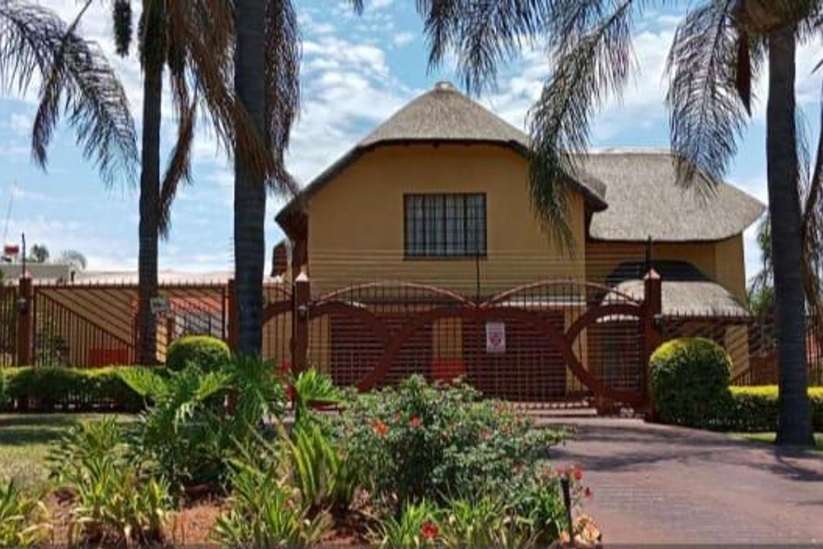 3 bedroom modern home - Photo 2