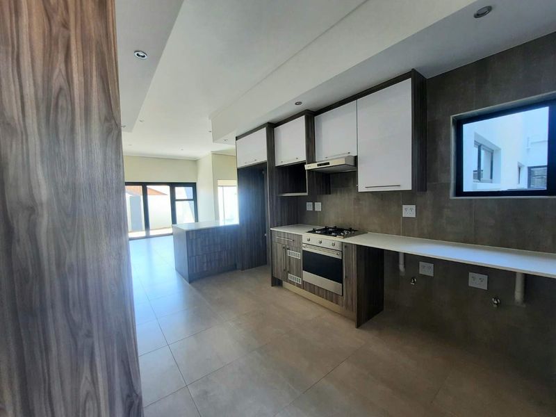 Pet-Friendly 2 Bedroom Home with Modern Kitchen & Yard - Photo 6