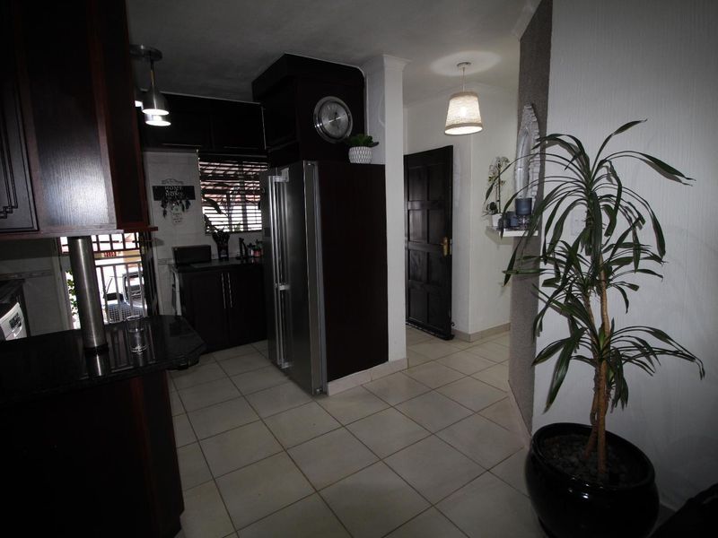 3 Bedroom, 2 Bathroom In Security Complex - Photo 3