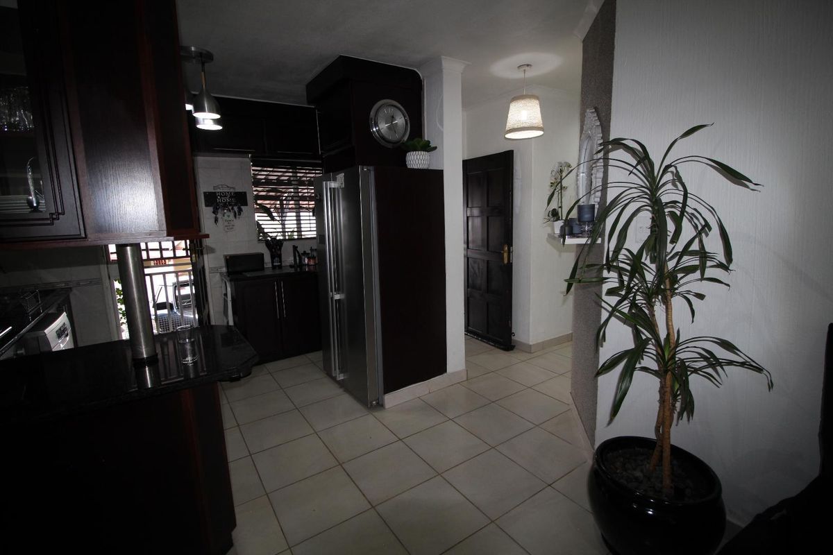 3 Bedroom, 2 Bathroom In Security Complex - Photo 3