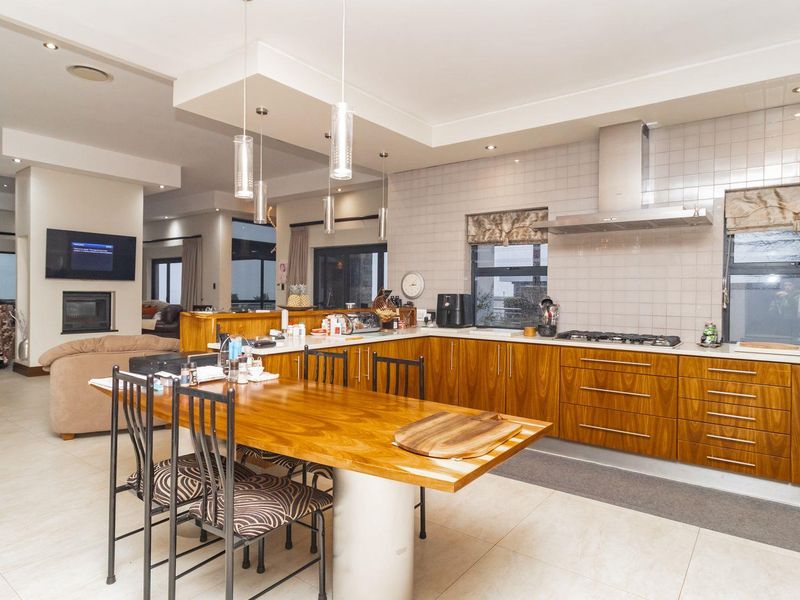 Stylish Indoor-Outdoor Living with Solar Efficiency in Baronetcy - Photo 8