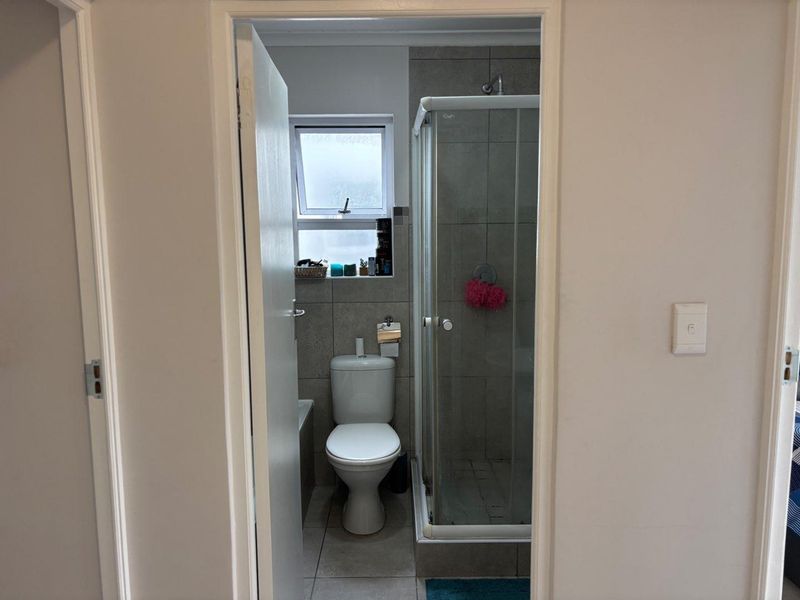 Stylish and Secure: 2-Bedroom Apartment in Eersteriver! - Photo 9