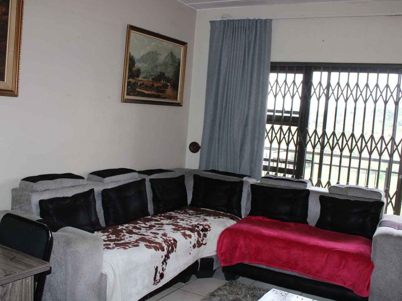 Serene Retreat: 2BR, 2BA Ground-Floor Townhouse - Photo 4