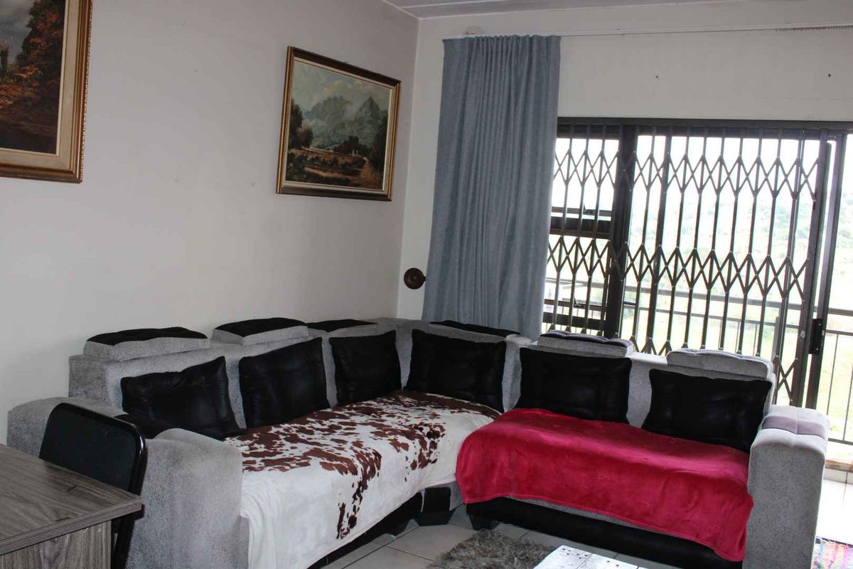 Serene Retreat: 2BR, 2BA Ground-Floor Townhouse - Photo 4