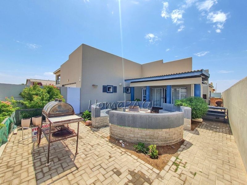 Ext 10, Henties Bay:  4 Bedr Family home in Established area is for Sale - Photo 5