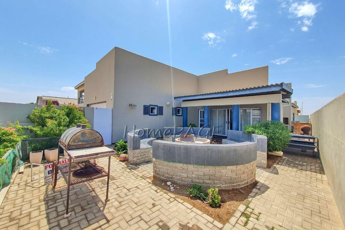 Ext 10, Henties Bay:  4 Bedr Family home in Established area is for Sale - Photo 5