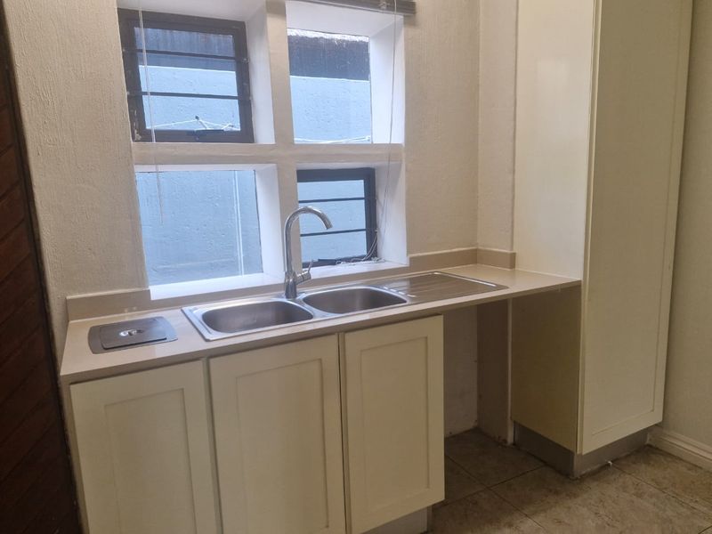 Three Bedroom Renovated Apartment - Photo 6