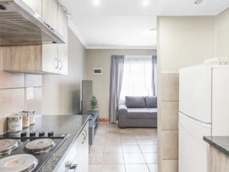 Welcome to a modern urban retreat! - Photo 4