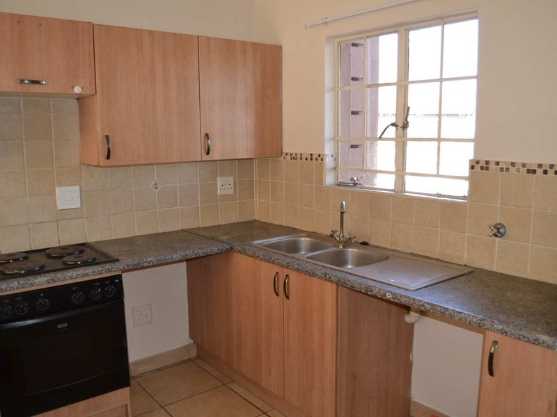 Charming 2-Bedroom Townhouse Perfect for First-Time Buyers and Investors - Photo 6