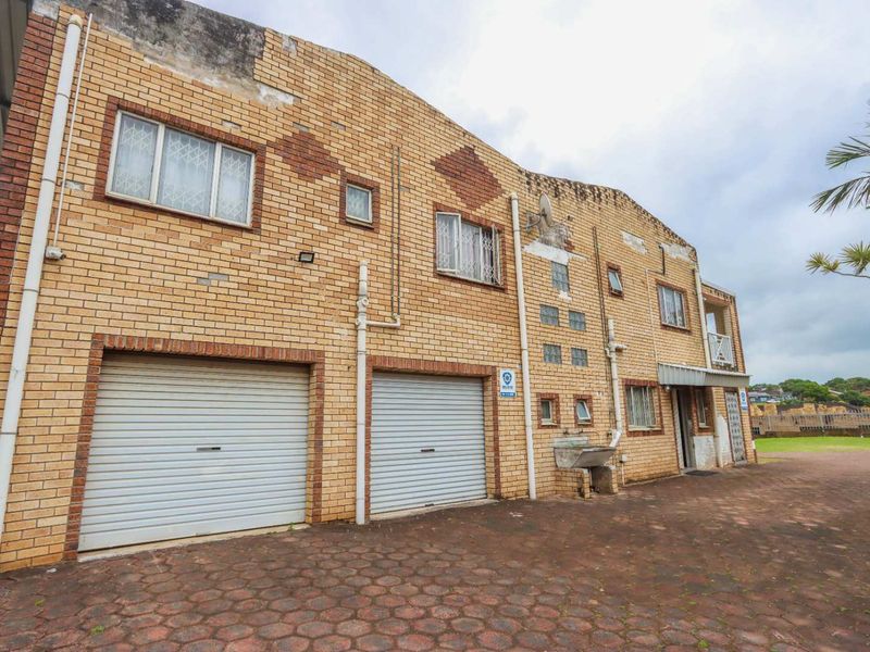 6-Bedroom Double-Storey + 2 Income-Generating Flats – Earn R11,000pm! - Photo 4