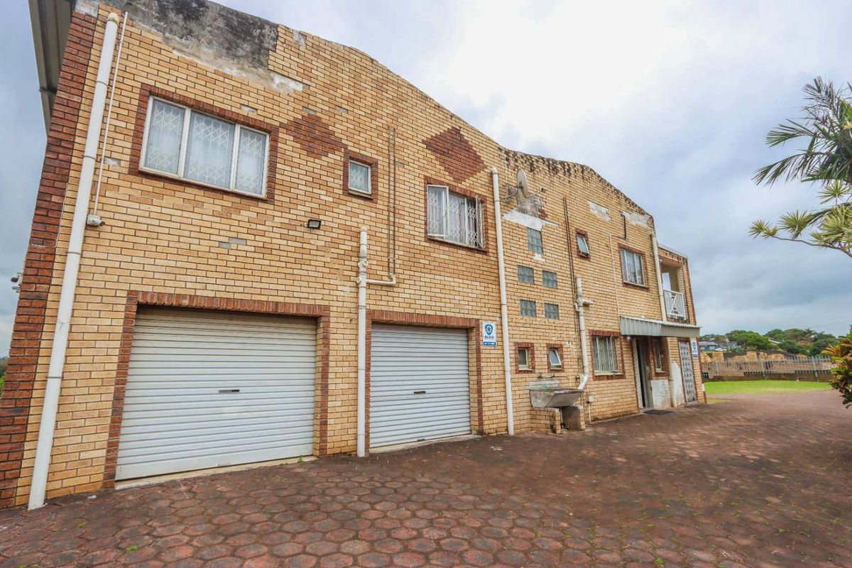 6-Bedroom Double-Storey + 2 Income-Generating Flats – Earn R11,000pm! - Photo 4