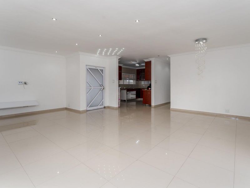 FOR SALE: Stylish 3-Bedroom Home in Desirable Zeekoevlei - Photo 6