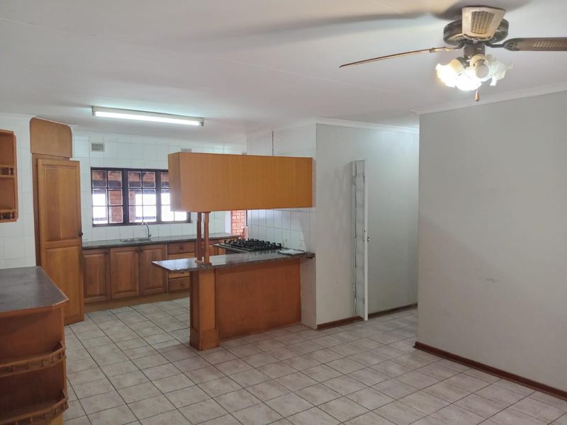 Spacious 4-Bedroom Family Home with Pool, Study & Entertainment Area - Photo 8