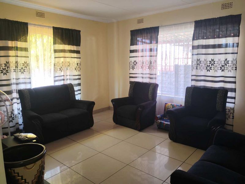 Stylish Home with 3 Beds, Outbuilding & Bachelor Unit Included - Photo 2