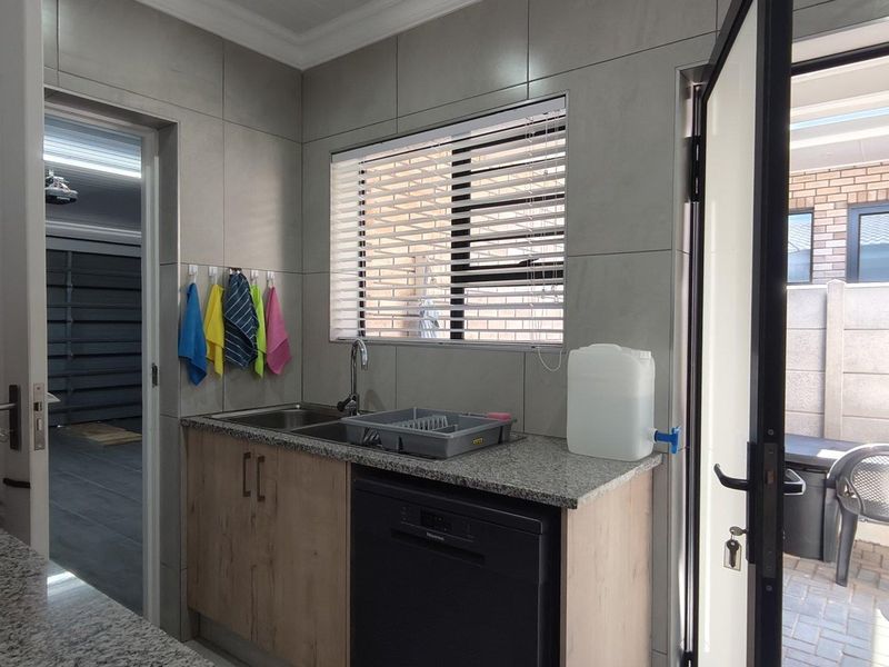 Charming Move-In Ready Single-Level Home - Photo 8