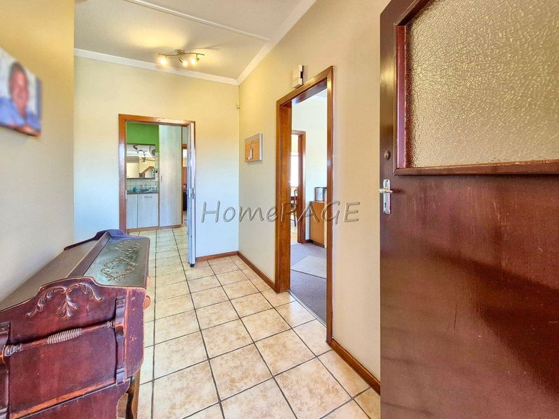 Central, Walvis Bay:  4 Bedr home with LOTS OF GARAGE SPACE is for sale - Photo 3