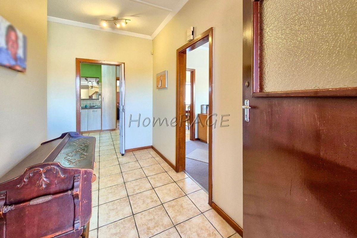 Central, Walvis Bay:  4 Bedr home with LOTS OF GARAGE SPACE is for sale - Photo 3