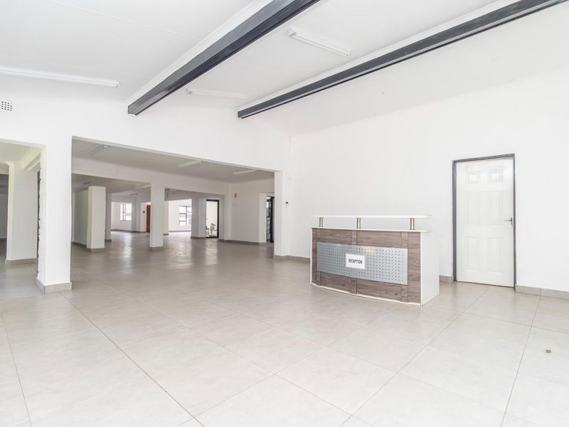 Move-In Ready: Modern Offices in Thriving Commercial Hub ! - Photo 9