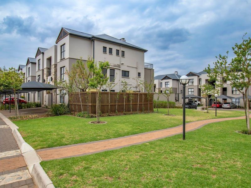 Ground floor unit in a sought-after Complex - Photo 2