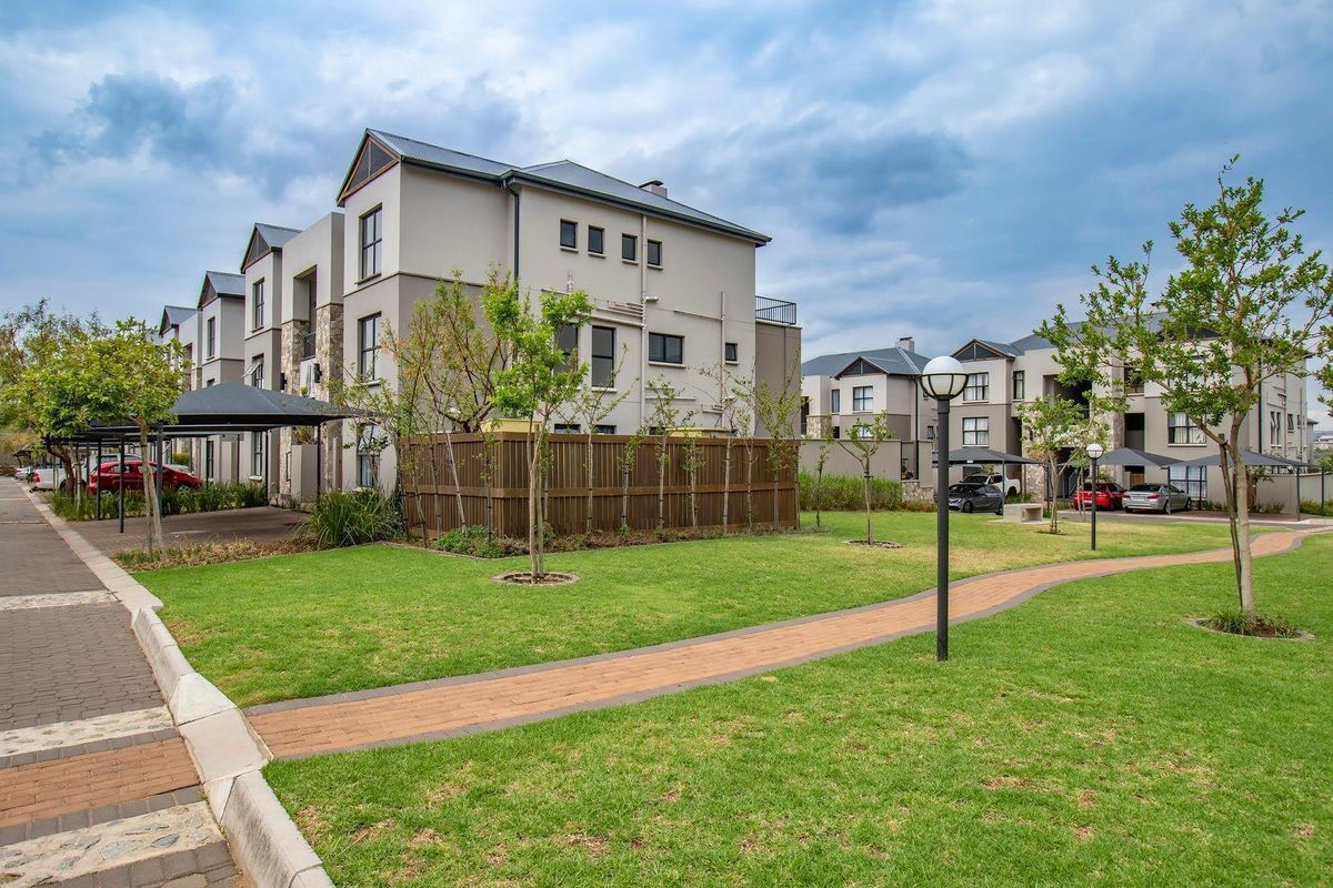 Ground floor unit in a sought-after Complex - Photo 2