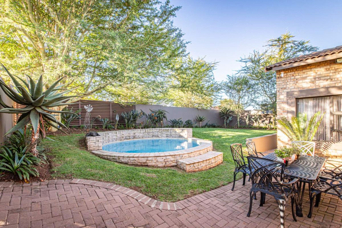 Estate Living - Photo 3