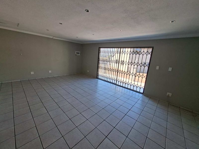 SPACIOUS CORPORATE OFFICE SPACE TO LET IN RUIMSIG - Photo 9