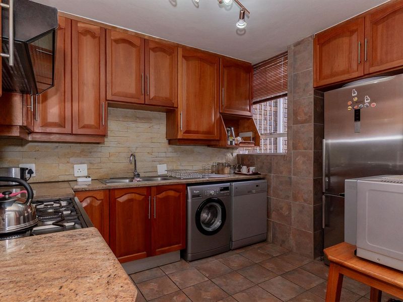 Move-In Ready Spacious 3-Bedroom Townhouse in a Pet-Friendly Complex - Photo 9