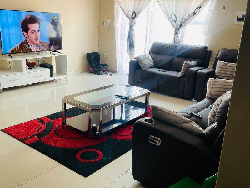 Don’t miss out on this one, search no further!!!! Super Spacious Townhouse Selling below Valuation - Photo 3