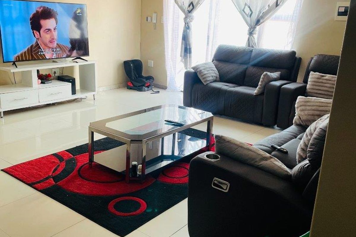 Don’t miss out on this one, search no further!!!! Super Spacious Townhouse Selling below Valuation - Photo 3