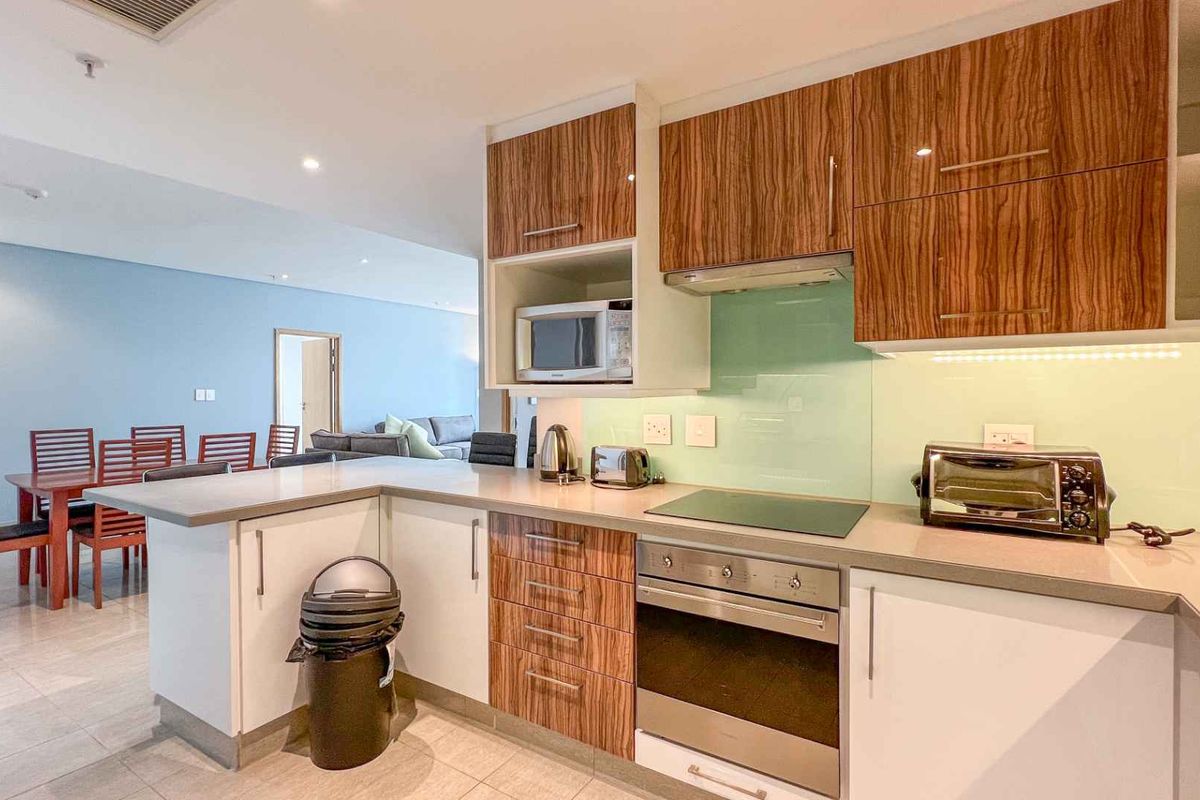 3 BEDROOM | 3 BATHROOM APARTMENT - Photo 3