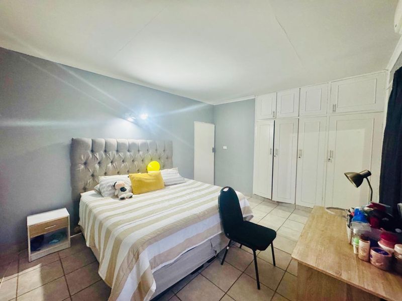 A very lovely 3,5 bedroom is now available to rent as from 1 July 2026 in a safe and secure suburb in Pinetown at Hatton Estate and close local amenities - Photo 6