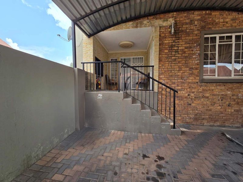 Spacious 3-Bedroom Home in a Perfectly Managed Estate - Photo 2