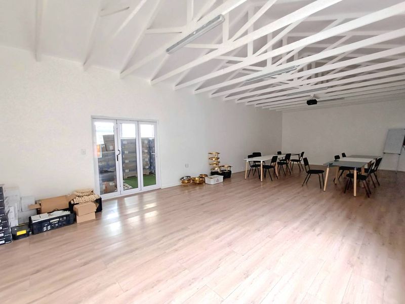 Elegant Multi-Room Residence with Exceptional Entertaining Potential - Photo 4