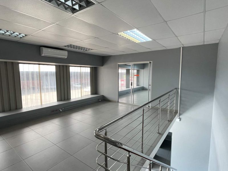Warehouse in secure Business Park, available immediately! - Photo 7