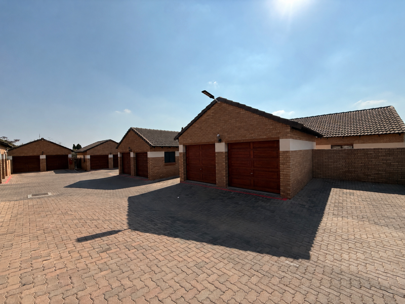 Perfect Lock-Up & Go 2 Bedroom Simplex in a Sought-After Double Security Estate - Photo 3
