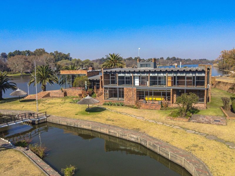 Magnificent 8.5 Hectare Riverfront Estate with Two Homes on the Vaal River – Marlbank - Photo 1