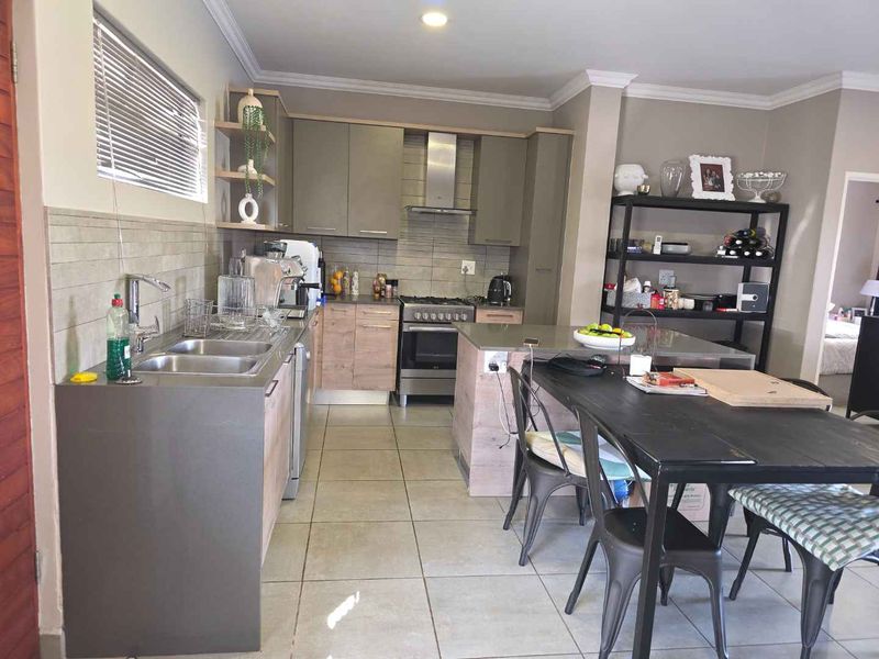 Modern, Stunning 3-Bedroom Apartment for Rent in Six Fountains Estate.  Truly the entertainer's dream! - Photo 2