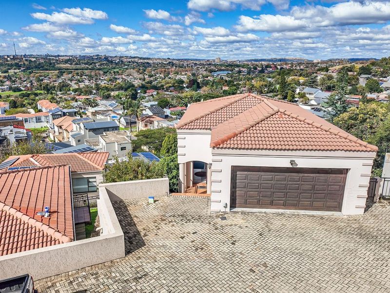 4 Bedroom Freestanding Home in a Secure Estate in Northcliff - Photo 2