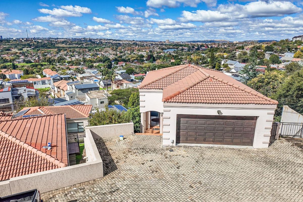 4 Bedroom Freestanding Home in a Secure Estate in Northcliff - Photo 2