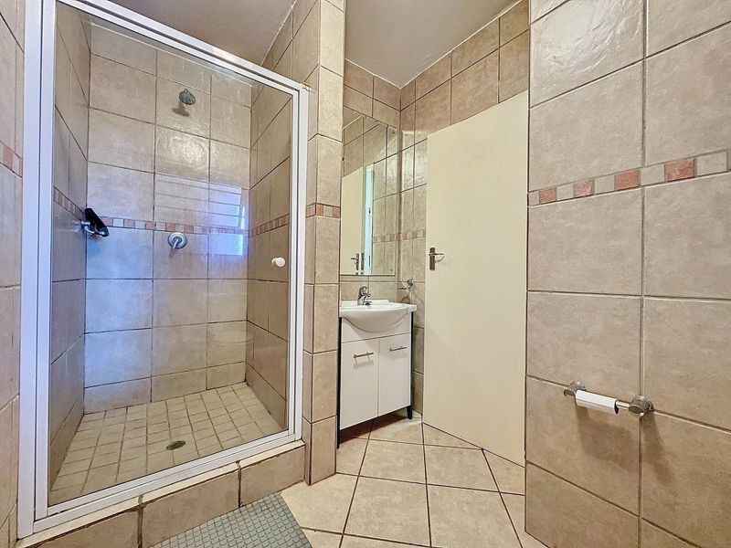 Stunning bachelor apartment to rent! - Photo 6