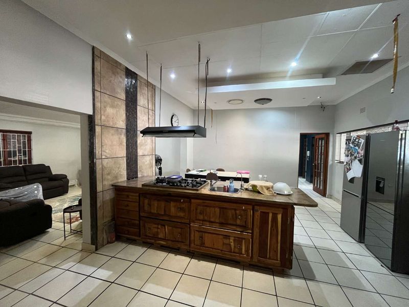 Spacious 5 Bedroom Family Home in Keidebees – Entertainer’s Dream - Photo 3