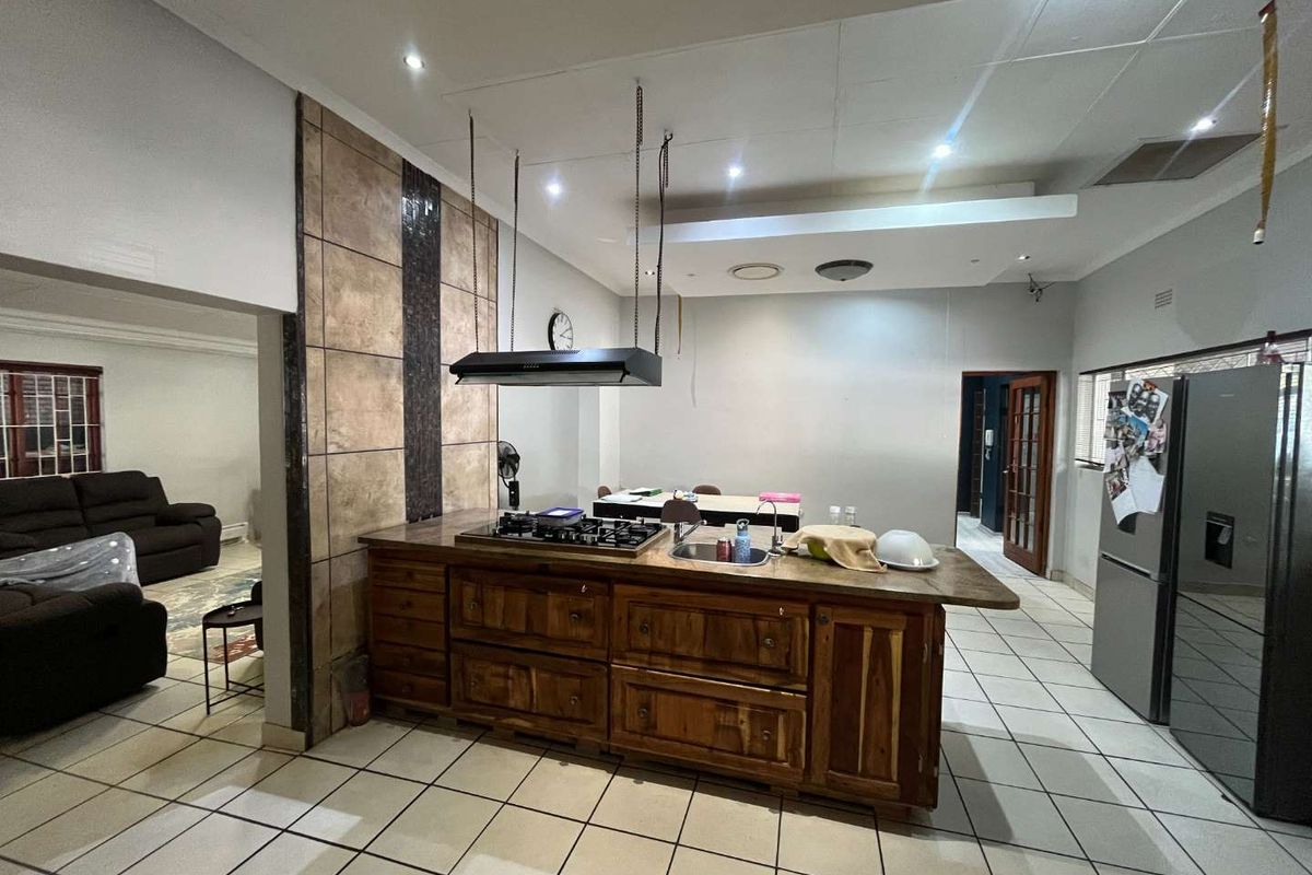 Spacious 5 Bedroom Family Home in Keidebees – Entertainer’s Dream - Photo 3
